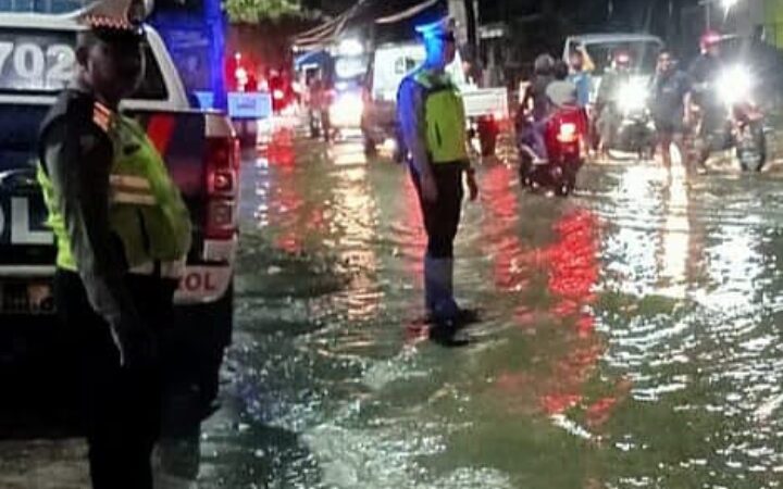 Gerak Cepat Personel Sat Lantas dan Sat Samapta Polres Takalar Atur Lalu Lintas di Jalan Yang Tergenang Banjir