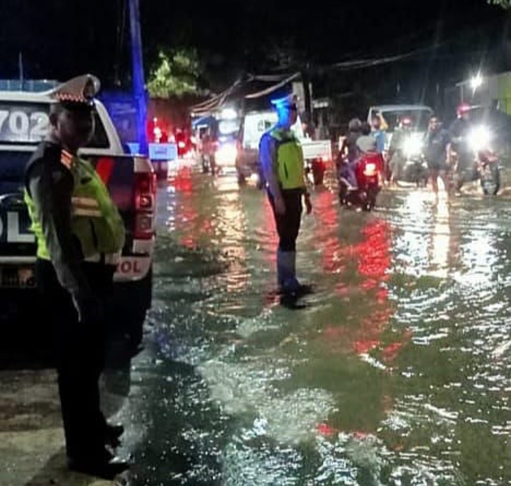 Gerak Cepat Personel Sat Lantas dan Sat Samapta Polres Takalar Atur Lalu Lintas di Jalan Yang Tergenang Banjir