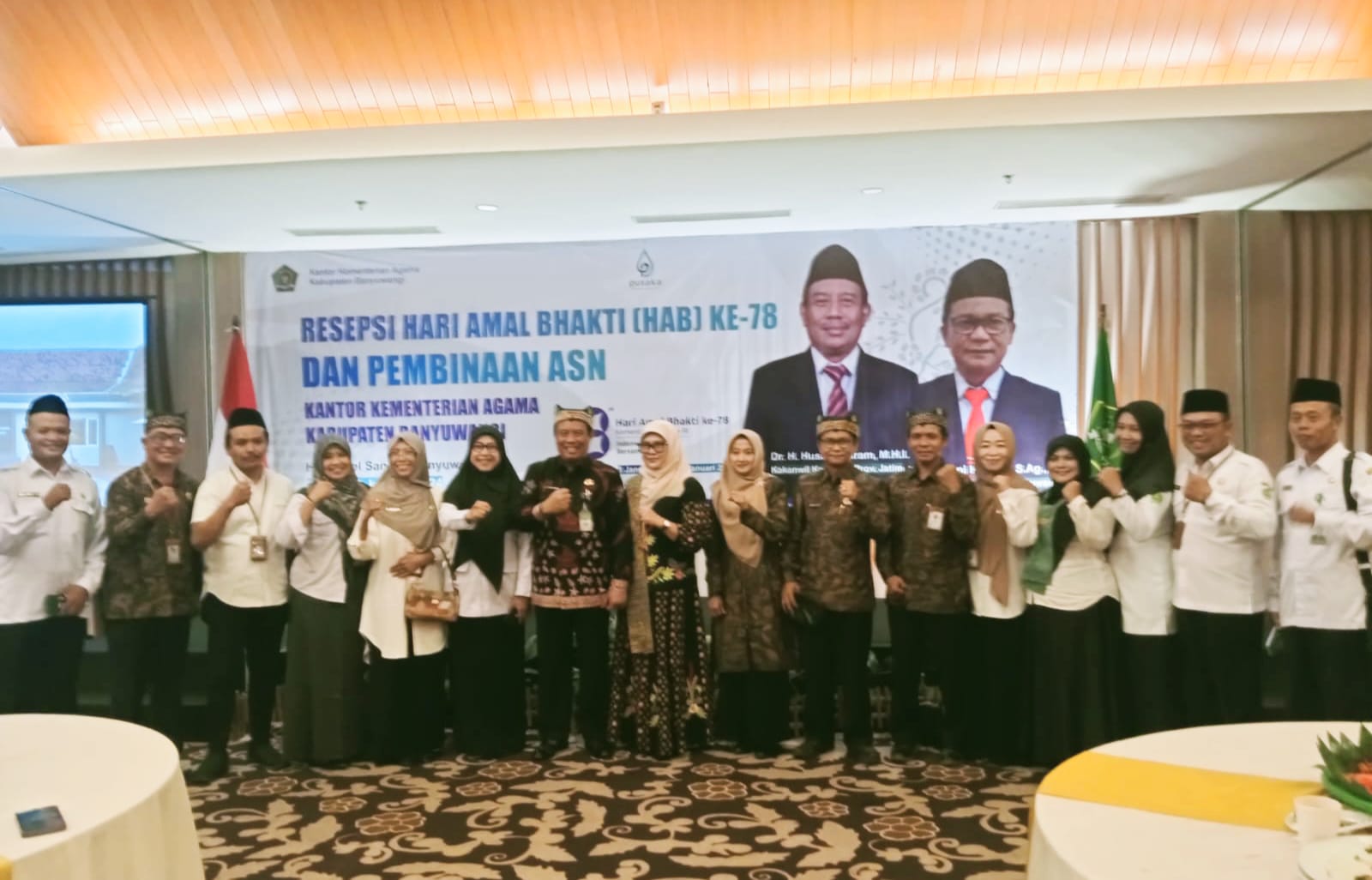 Kakanwil Kemenag Jatim Bersama Kakankemenag Banyuwangi Menerima Buket Buku Dalam Launching Antologi puisi Hebat