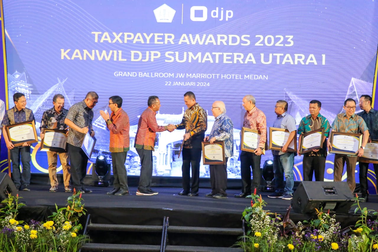 Ijeck Terima Penghargaan di Taxpayer Awards Kanwil DJP Sumut