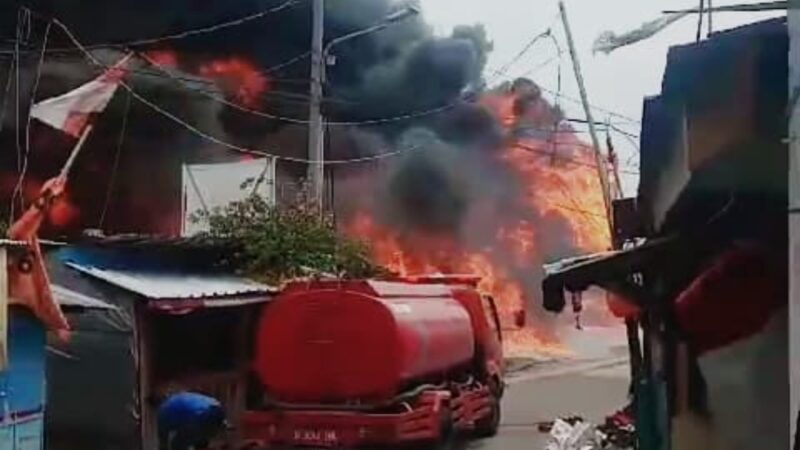 Kebakaran di Wilayah Tangerang, Pabrik Palet Plastik Keroncong dilahap Si Jago Merah