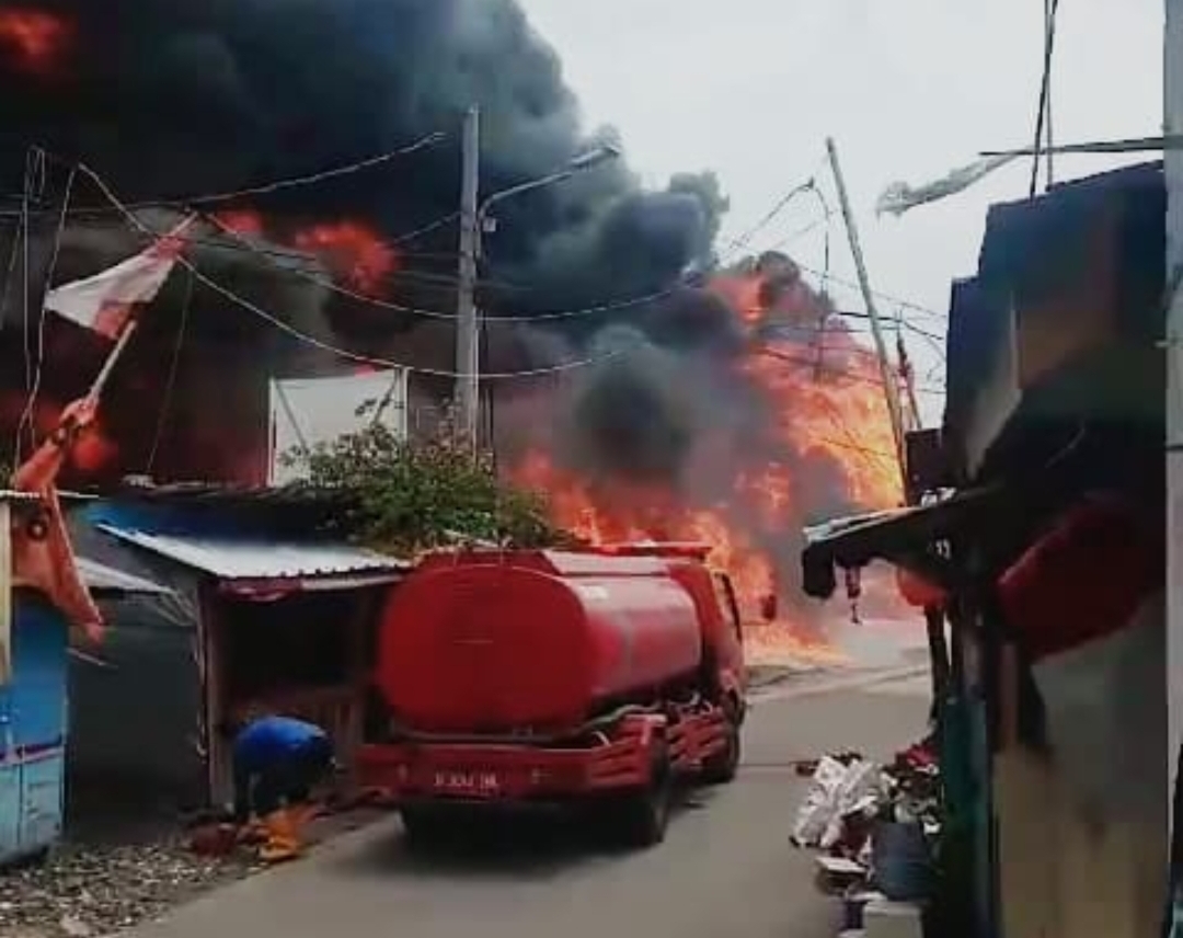 Kebakaran di Wilayah Tangerang, Pabrik Palet Plastik Keroncong dilahap Si Jago Merah