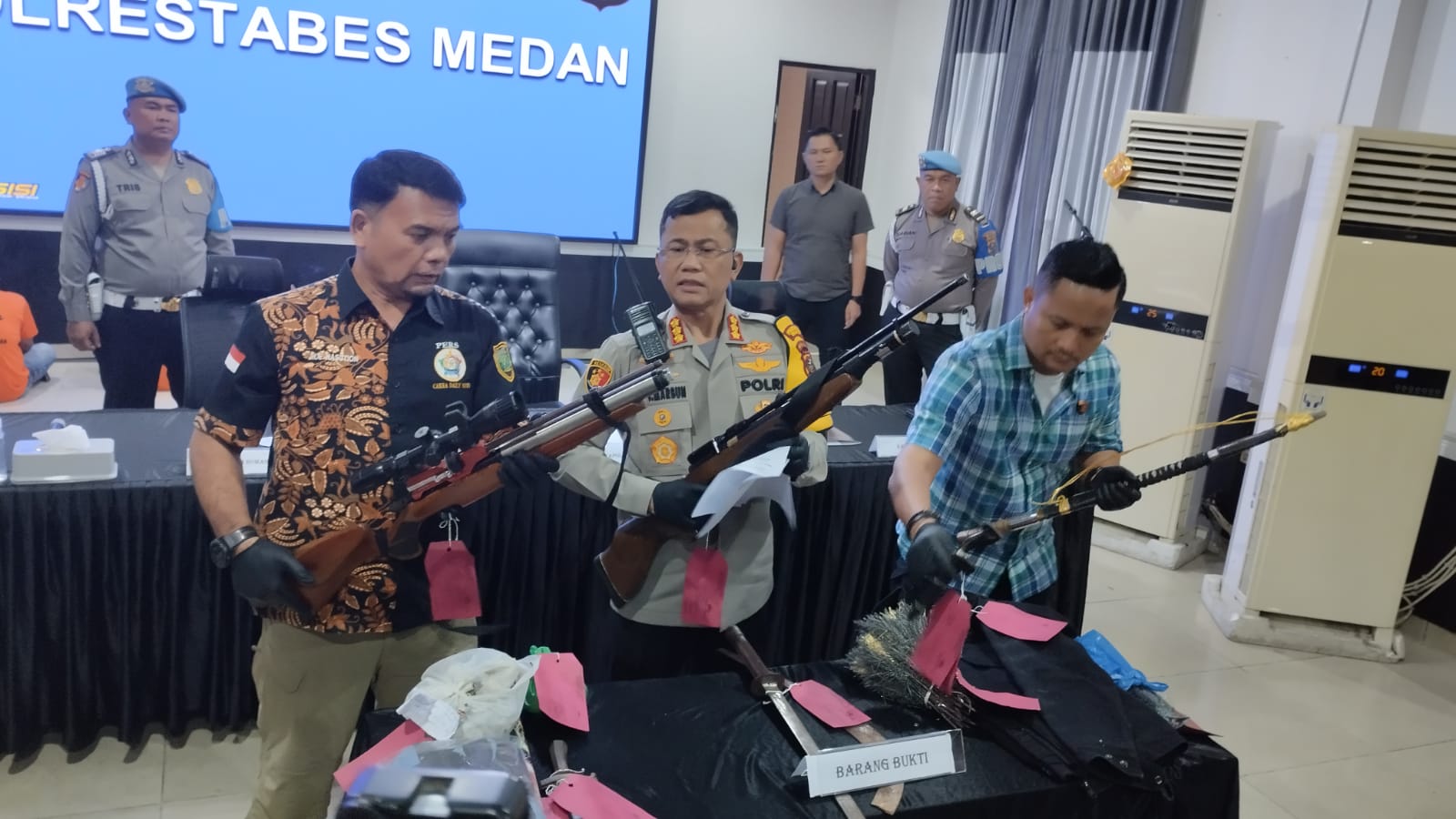 Polrestabes Medan Tangkap Lima Pelaku Penganiayaan dan Pengrusakan Terhadap Sopir Truk, Salah Satunya Ketua PAC IPK