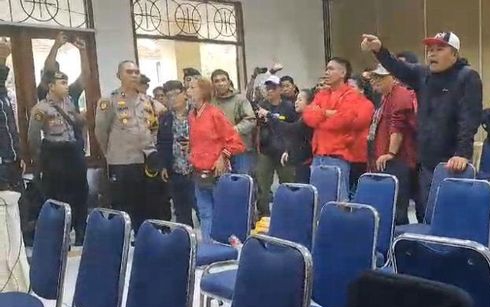 Sidang Pleno Rekapitulasi KPU di Kota Sukabumi Diwarnai Aksi Protes