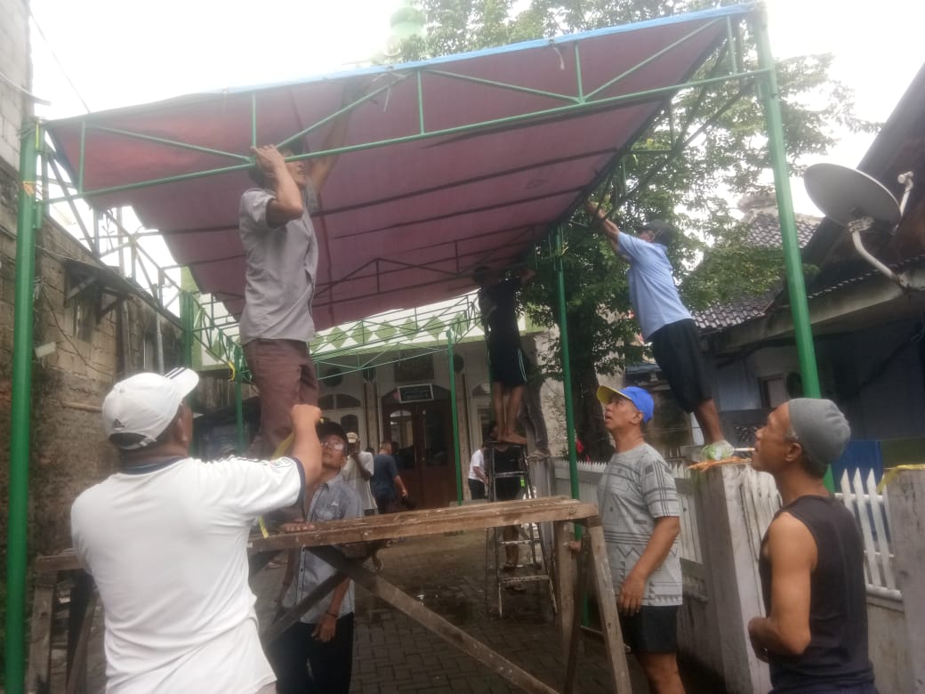 Sambut Bulan Ramadan, Warga Cibodas kecil Lakukan Gotong Royong di Mushola AL-IKHLAS 