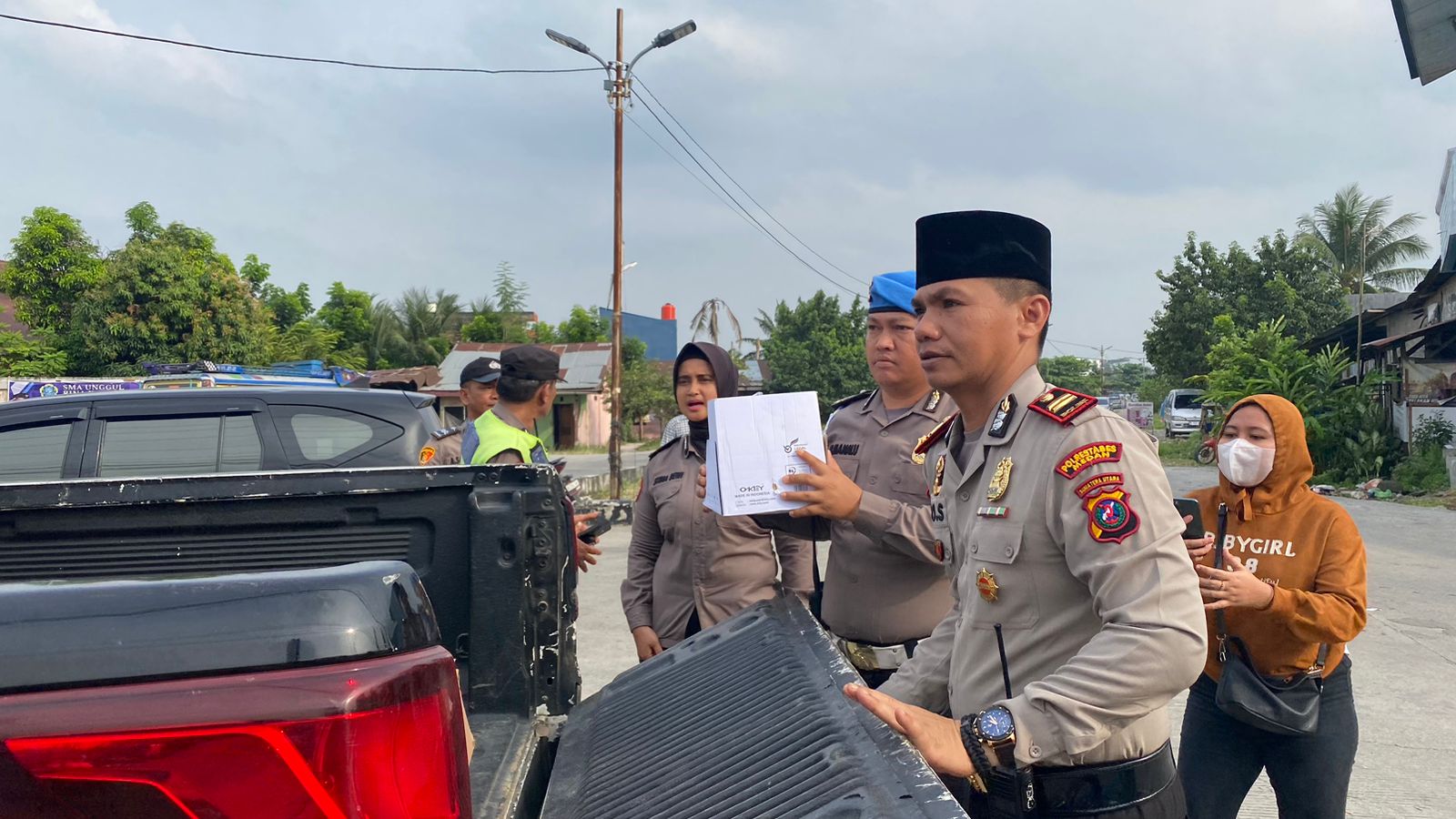 Jelang Berbuka Puasa, Polsek Tuntungan Bagi – bagi Takjil Ke Pengendara