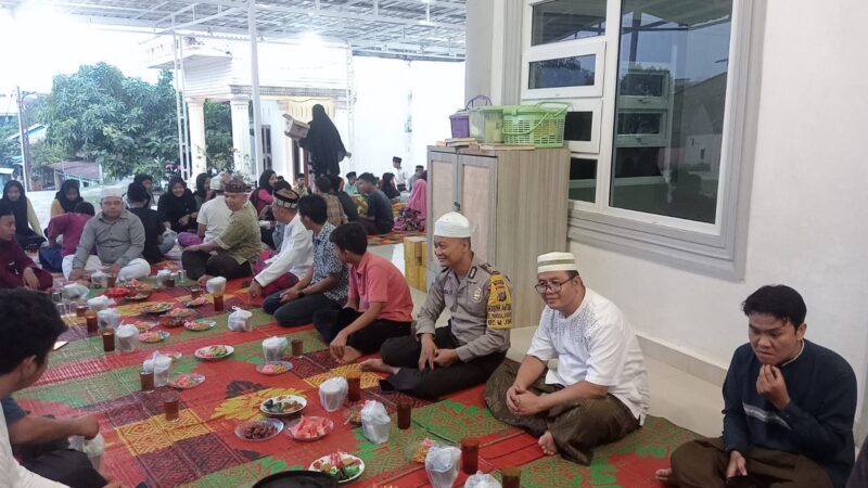 Pererat Silaturahmi, Kapolsek Deli Tua Berbagi Takjil Dan Buka Puasa Bersama dengan Masyarakat Di Masjid Al Hamid Medan Johor
