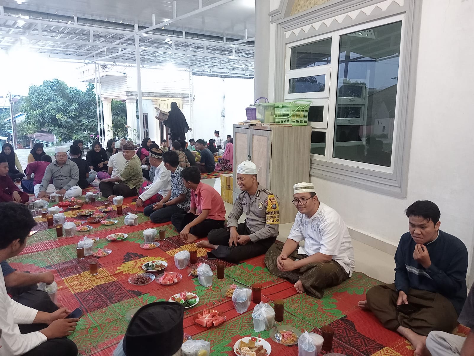 Pererat Silaturahmi, Kapolsek Deli Tua Berbagi Takjil Dan Buka Puasa Bersama dengan Masyarakat Di Masjid Al Hamid Medan Johor