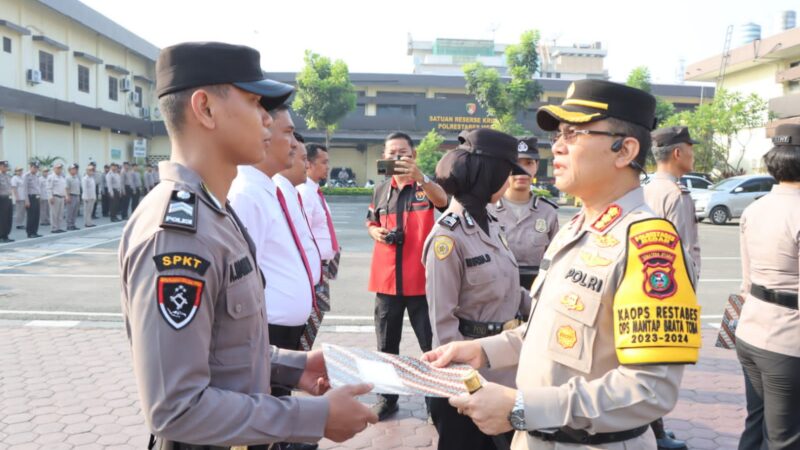 Kapolrestabes Medan Berikan Penghargaan Kepada 26 Personil Bawahannya Yang Berprestasi