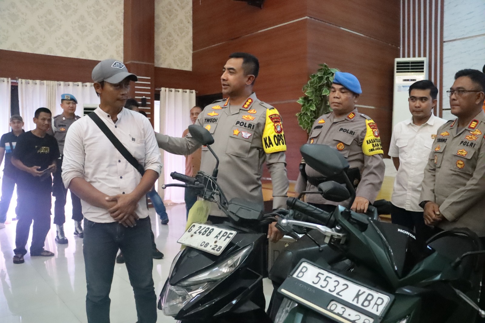 Kapolres Metro Bekasi Pimpin Konferensi Pers Rilis Keberhasilan Pengungkapan Kasus Satuan Reskrim dan Polsek Jajaran