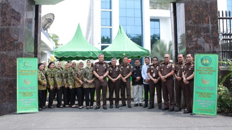 Baksos Berkah Ramadan, Kejati Sumut Bagi-Bagi Takjil Kepada Masyarakat