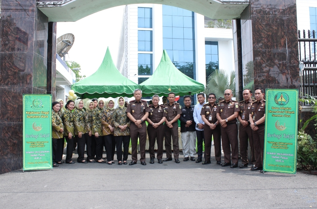 Baksos Berkah Ramadan, Kejati Sumut Bagi-Bagi Takjil Kepada Masyarakat