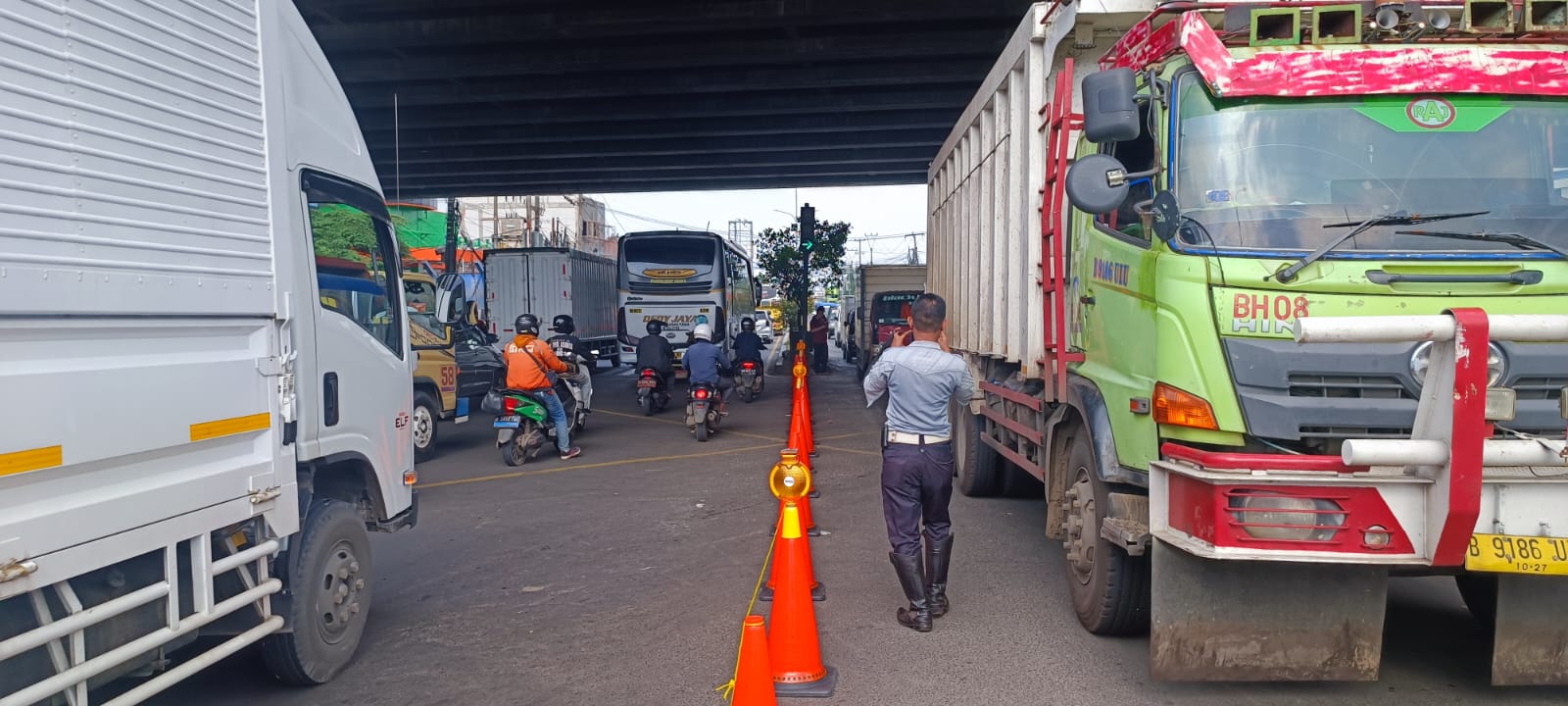 Memperlancar Arus Mudik Satlantss Polres Metro Bekasi Tutup Semua U Turun Jalan