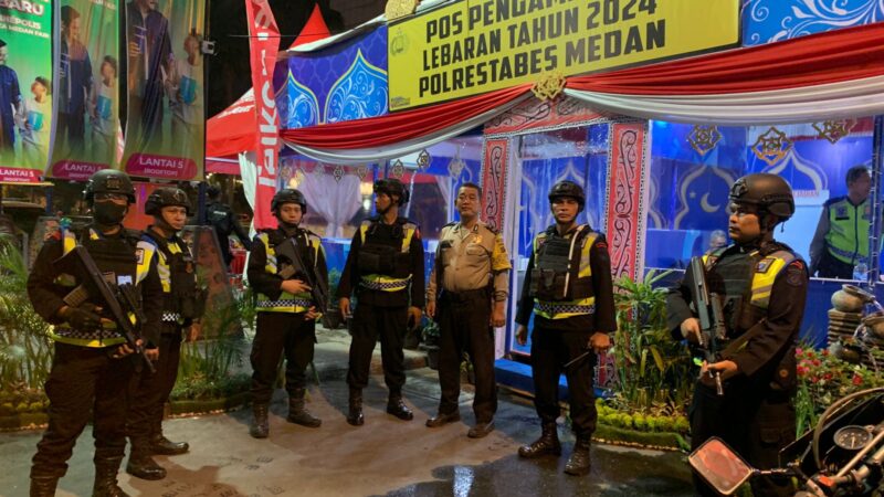 Personil Subsatgas Aksi Khusus Satbrimob Polda Sumut Laksanakan Patroli Malam dalam Rangka Operasi Ketupat Toba 2024