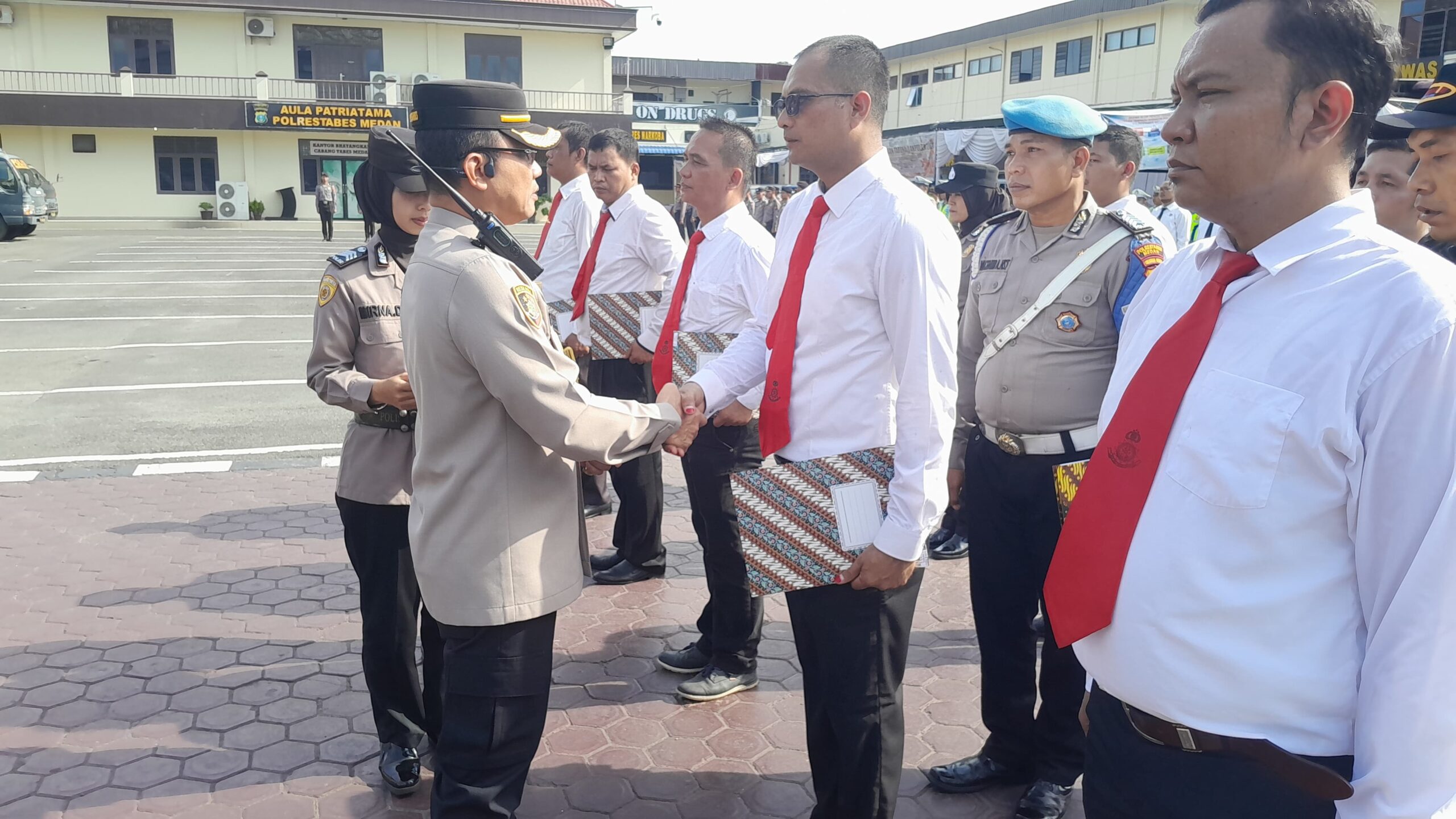 Apel Pagi Polrestabes Medan Diwarnai Pemberian Penghargaan Kepada 80 Personel Berprestasi