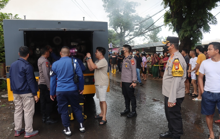 Kebakaran Gudang Penyimpanan Barang Campuran di Jalan Poros Malino, Water Canon Polres Gowa Turut Padamkan Api