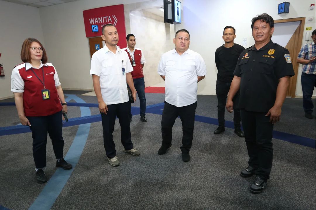 Direktorat Reserse Narkoba Polda Sumatera Utara Melakukan Tes Urine Terhadap Awak dan Kru Angkutan Udara Dalam Rangka Operasi Ketupat Toba 2024