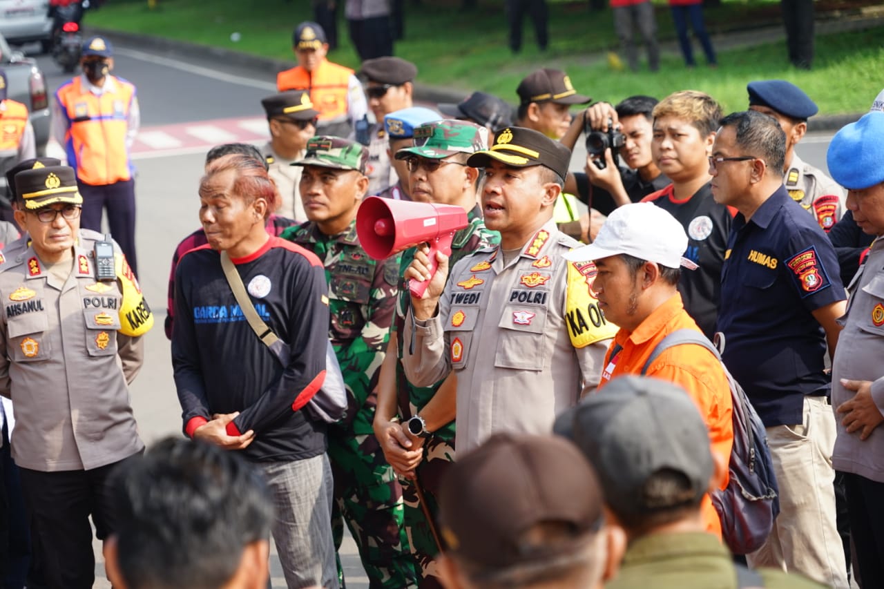 Polres Metro Bekasi Lakukan Pengamanan Dan Pengawalan Hari Buruh 1 Mei 2024