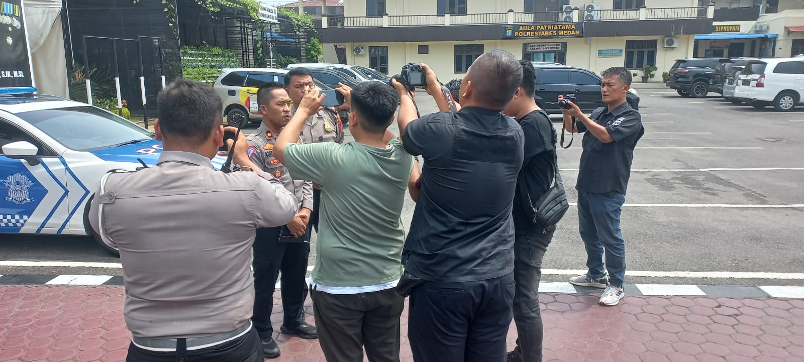 Kasat lantas Polrestabes Medan Medan Menjelaskan Terkait Kecelakaan Mobil Porsche Yang Menabrak Kantor Sat Sabhara Polrestabes Medan