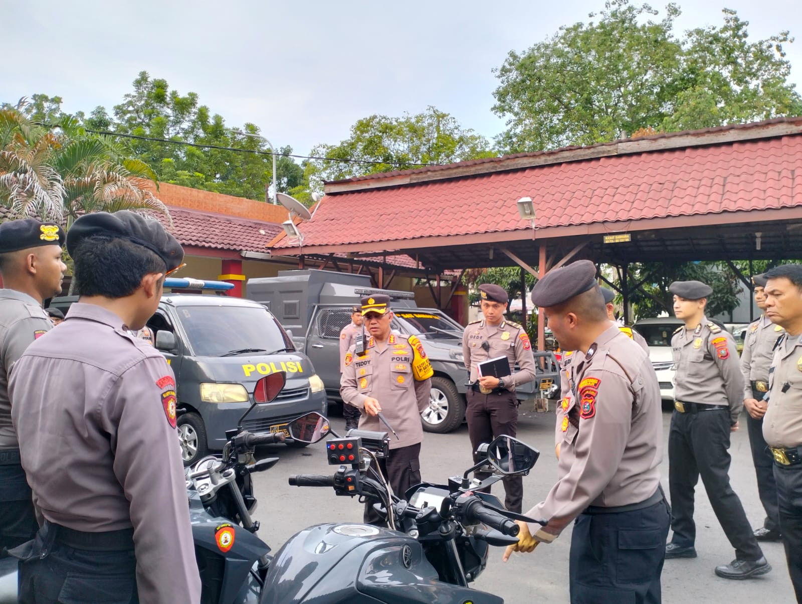 Kapolrestabes Medan Periksa Kesiapan Sat Samapta Hadapi Hari Buruh dan Operasi Mantap Praja Toba 2024