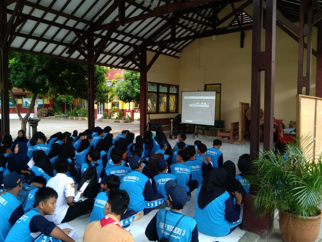 Siswa SMPN3 Rogojampi Ikut Nobar Dalam Rangka Banyuwangi Makin Cakep digital