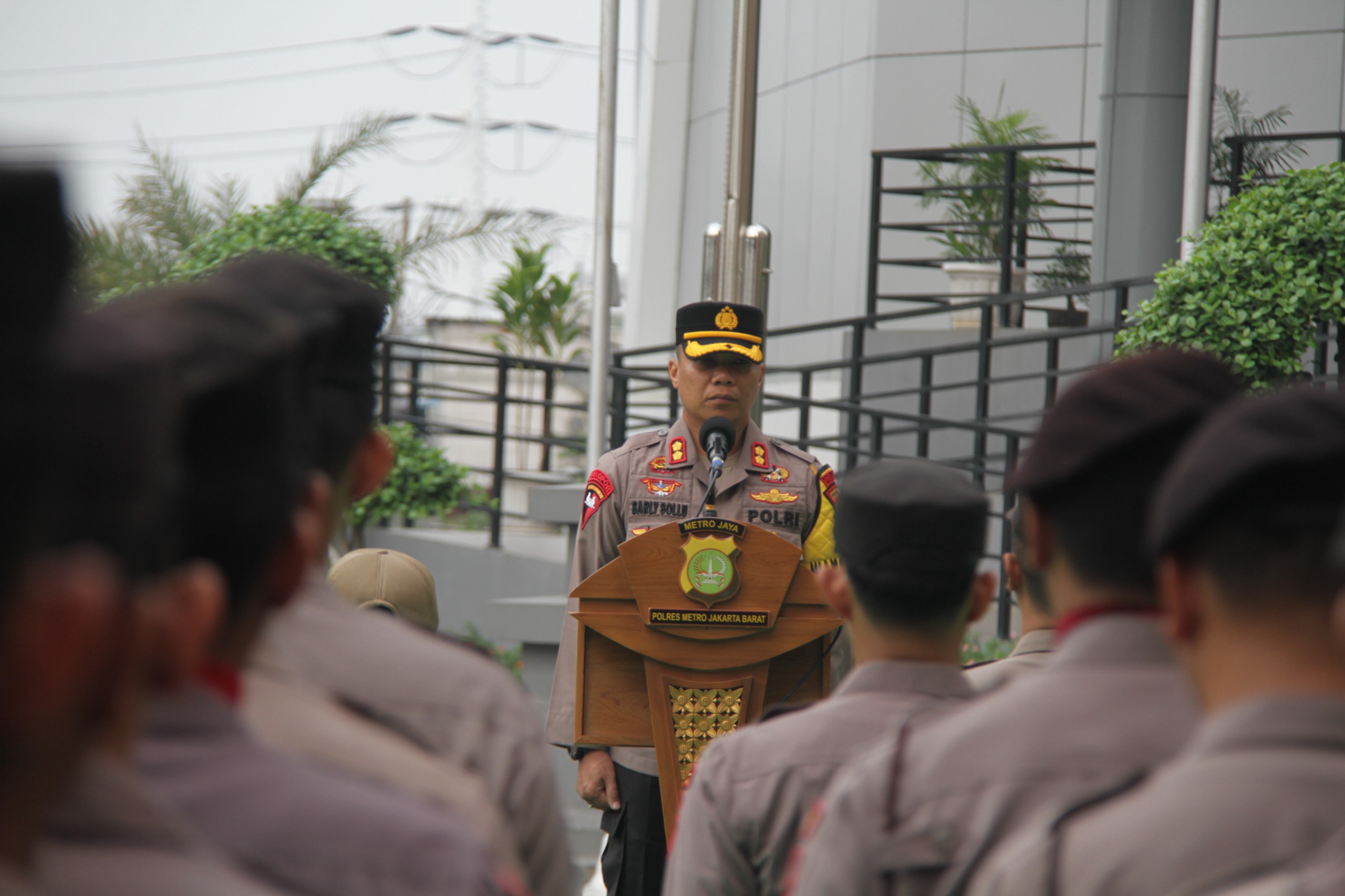 Dengan Tema “Bangkit Untuk Indonesia Emas”, Polres Metro Jakarta Barat Peringati Hari Kebangkitan Nasional Dengan Upacara Bendera