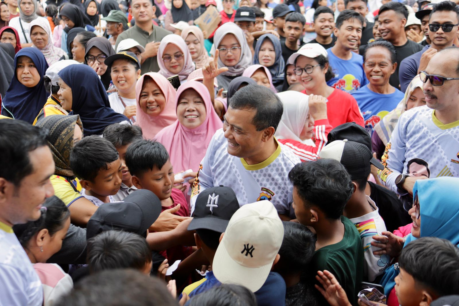 Irjen Pol Ahmad Luthfi dalam acara Trabas Kamtibmas; Semua harus Bergembira