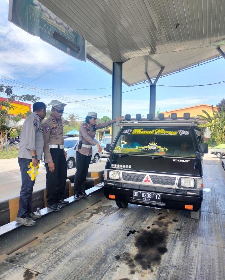 Satlantas Polres Gowa Gelar Ramp Chekh Kendaraan Angkutan Barang