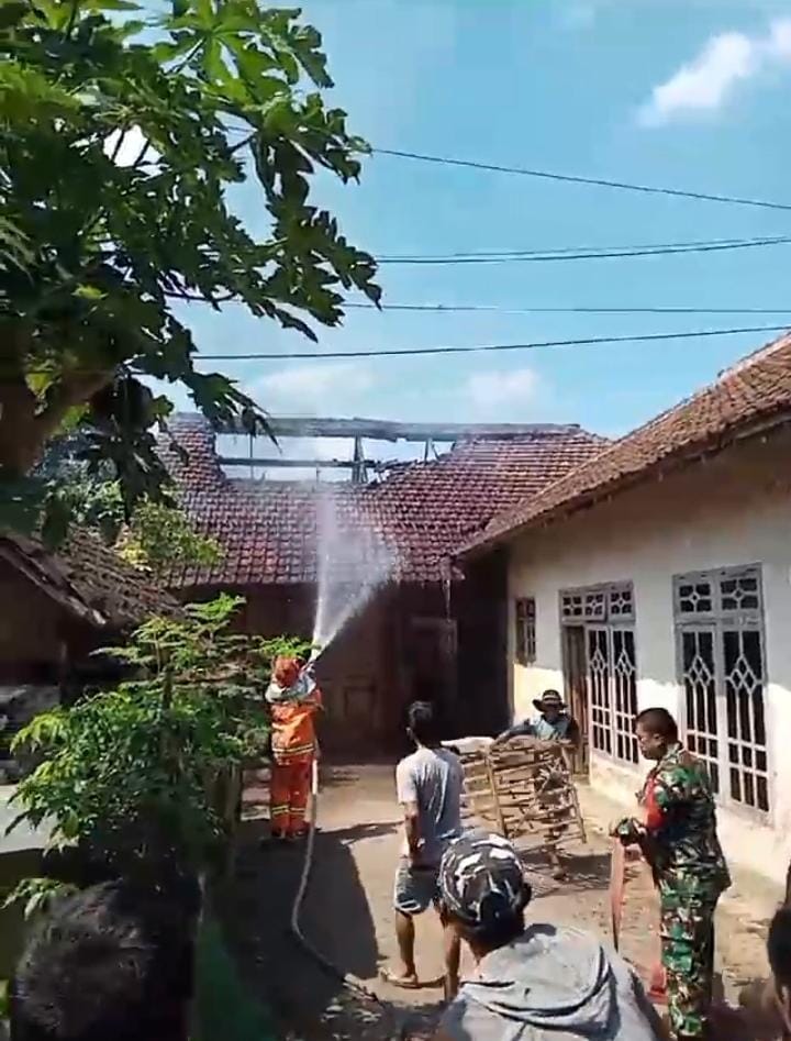 Terdengar Suara Peletak Peletok Teryata di Rumah Kakaknya Ada Api