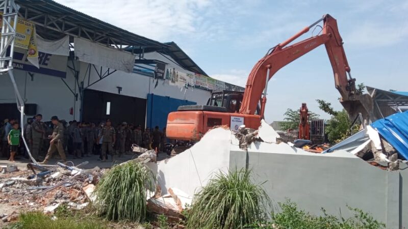 Petugas Satpol PP Deliserdang Melakukan Pembongkaran Gudang di Kawasan Lahan PTPN di Desa Sampali