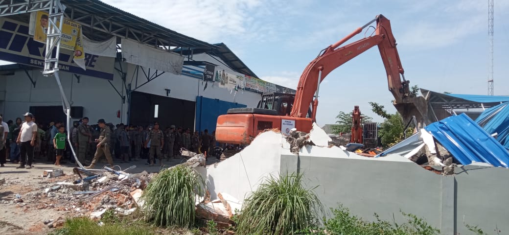 Petugas Satpol PP Deliserdang Melakukan Pembongkaran Gudang di Kawasan Lahan PTPN di Desa Sampali