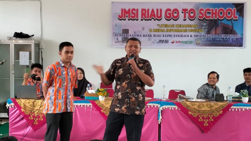 JMSI Riau Goes To School ke SMAN 6 dengan Tema Literasi Keuangan dan Media Informasi Digital