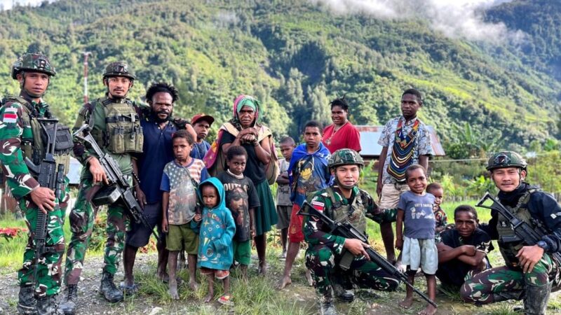 Kembali Satgas Yonif 509 Kostrad Borong Dagangan Mama Papua Intan Jaya