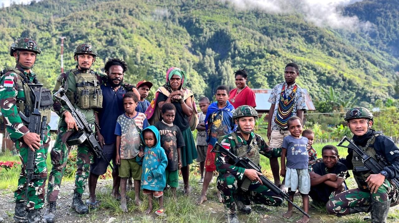 Kembali Satgas Yonif 509 Kostrad Borong Dagangan Mama Papua Intan Jaya