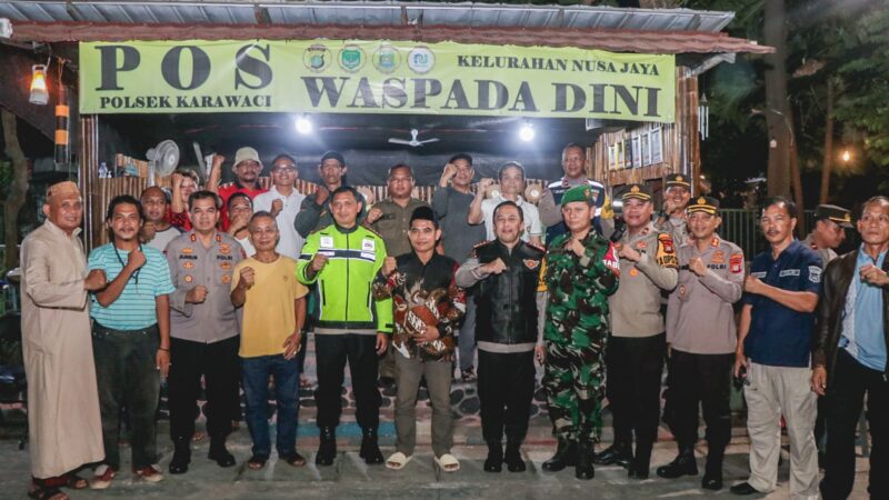 Kapolrestra Tangerang Kota dan Kabid Humas Menyambangi Pos Satkamling di Nusa Jaya Karawaci pada Kegiatan Patroli Skala Besar