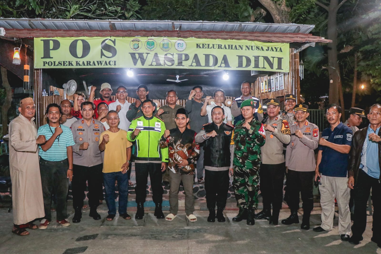 Kapolrestro Tangerang Kota dan Kabid Humas Menyambangi Pos Satkamling di Nusa Jaya Karawaci pada Kegiatan Patroli Skala Besar