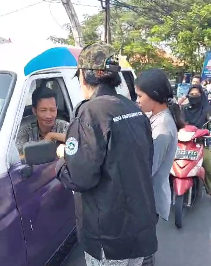 Omah Heni Wartawati MKN Bagikan Nasi Bungkus dan Snack di Jumat Berkah