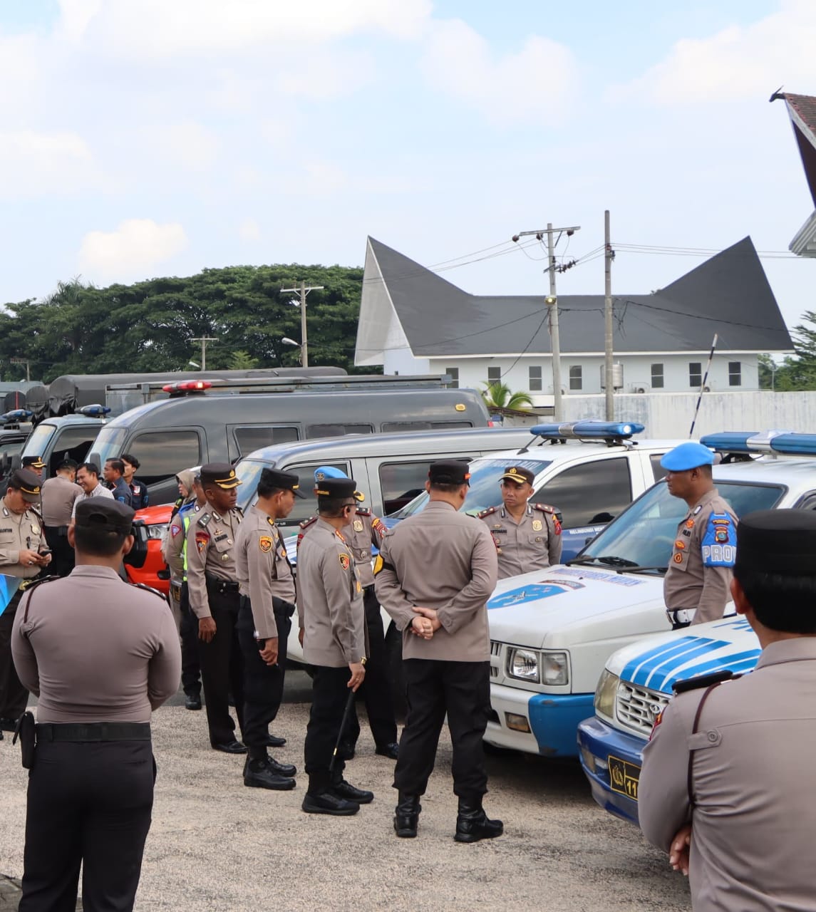 Kapolrestabes Medan Cek Fisik dan Administrasi Kendaraan Dinas Polri