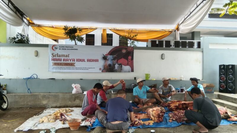 Klinik Pratama dr. Didik SulasmonoKDS Menyembelih Hewan Korban Satu Ekor Sapi dan Satu Ekor Kambing.