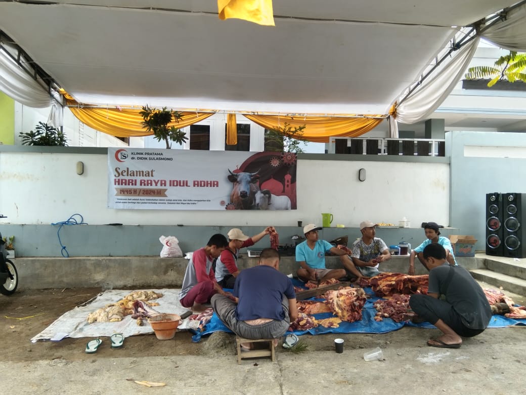 Klinik Pratama dr. Didik SulasmonoKDS Menyembelih Hewan Korban Satu Ekor Sapi dan Satu Ekor Kambing.