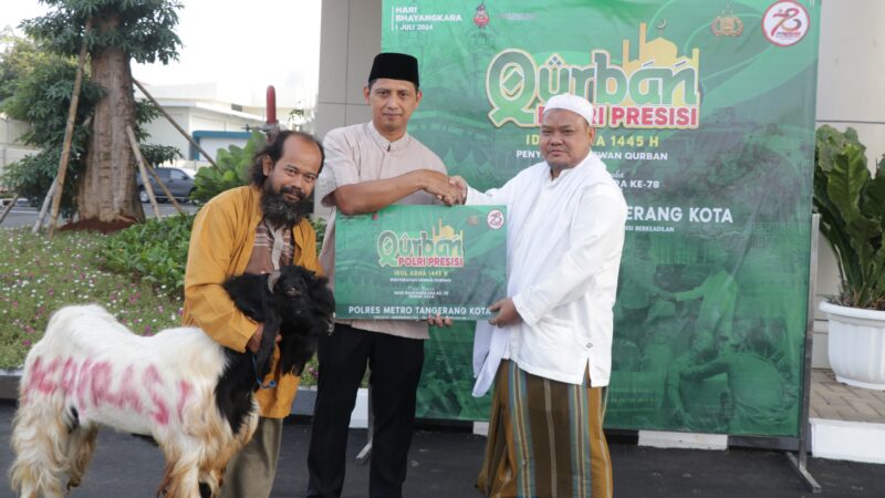 Momentum Idul Adha 2024, Polres Metro Tangerang Kota Salurkan Puluhan Hewan Sapi dan Kambing