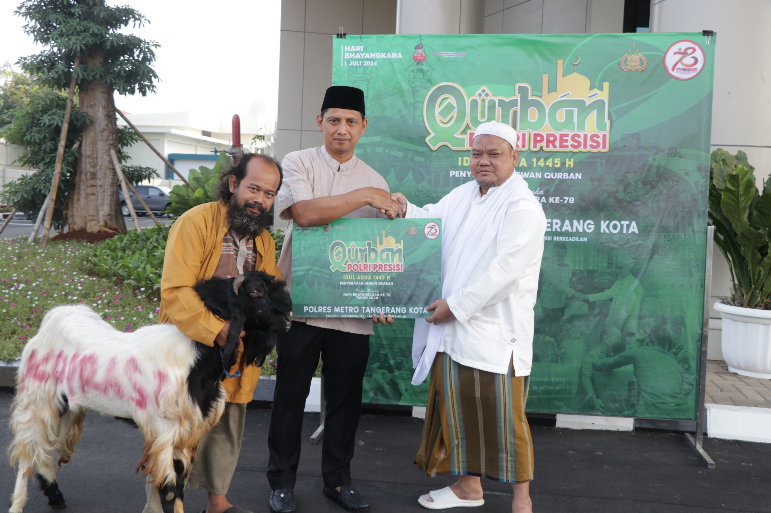 Momentum Idul Adha 2024, Polres Metro Tangerang Kota Salurkan Puluhan Hewan Sapi dan Kambing