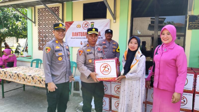 Dalam Rangka Hari Bhayangkara ke -78 , Polres Metro Bekasi Bersama Polsek Muaragembong Giat Bakti Sosial Bagikan Sembako Pada Warga Pantai Mekar