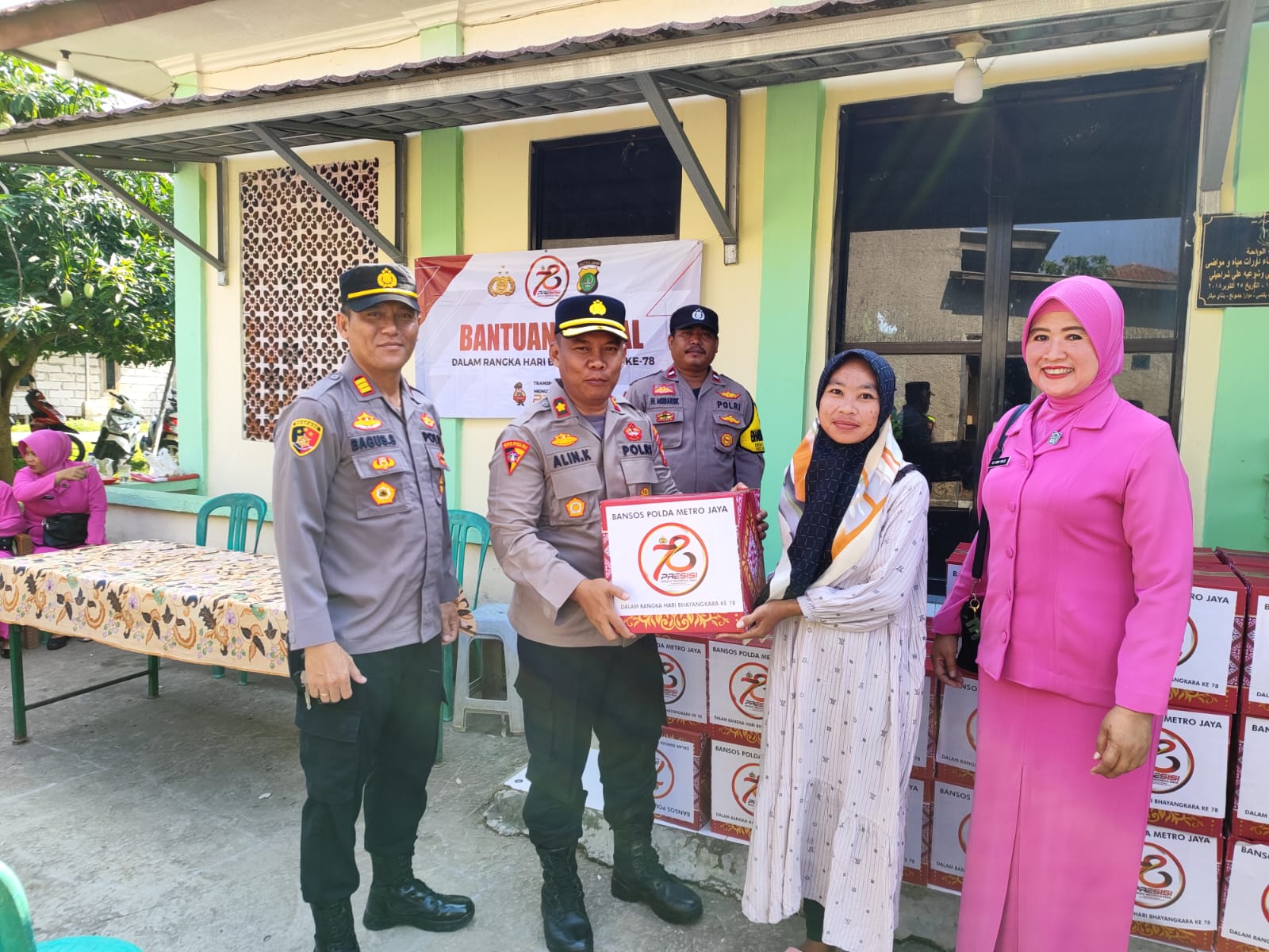 Dalam Rangka Hari Bhayangkara ke -78 , Polres Metro Bekasi Bersama Polsek Muaragembong Giat Bakti Sosial Bagikan Sembako Pada Warga Pantai Mekar