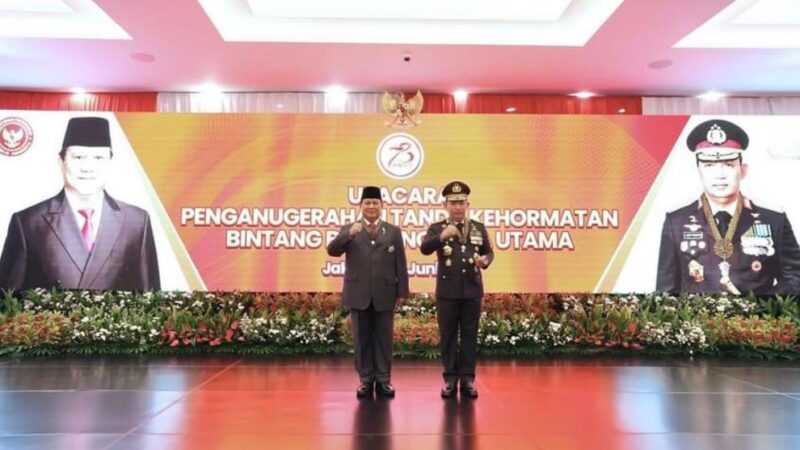 Menhan Prabowo Subianto Terima Penghargaan Tanda Kehormatan Bintang Bhayangkara Utama Polri