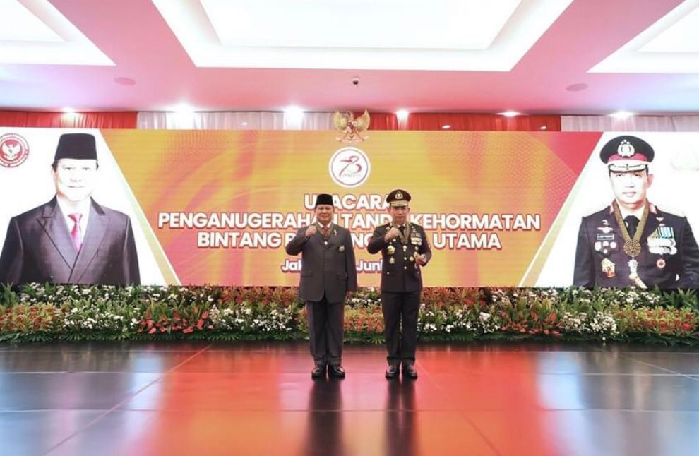 Menhan Prabowo Subianto Terima Penghargaan Tanda Kehormatan Bintang Bhayangkara Utama Polri