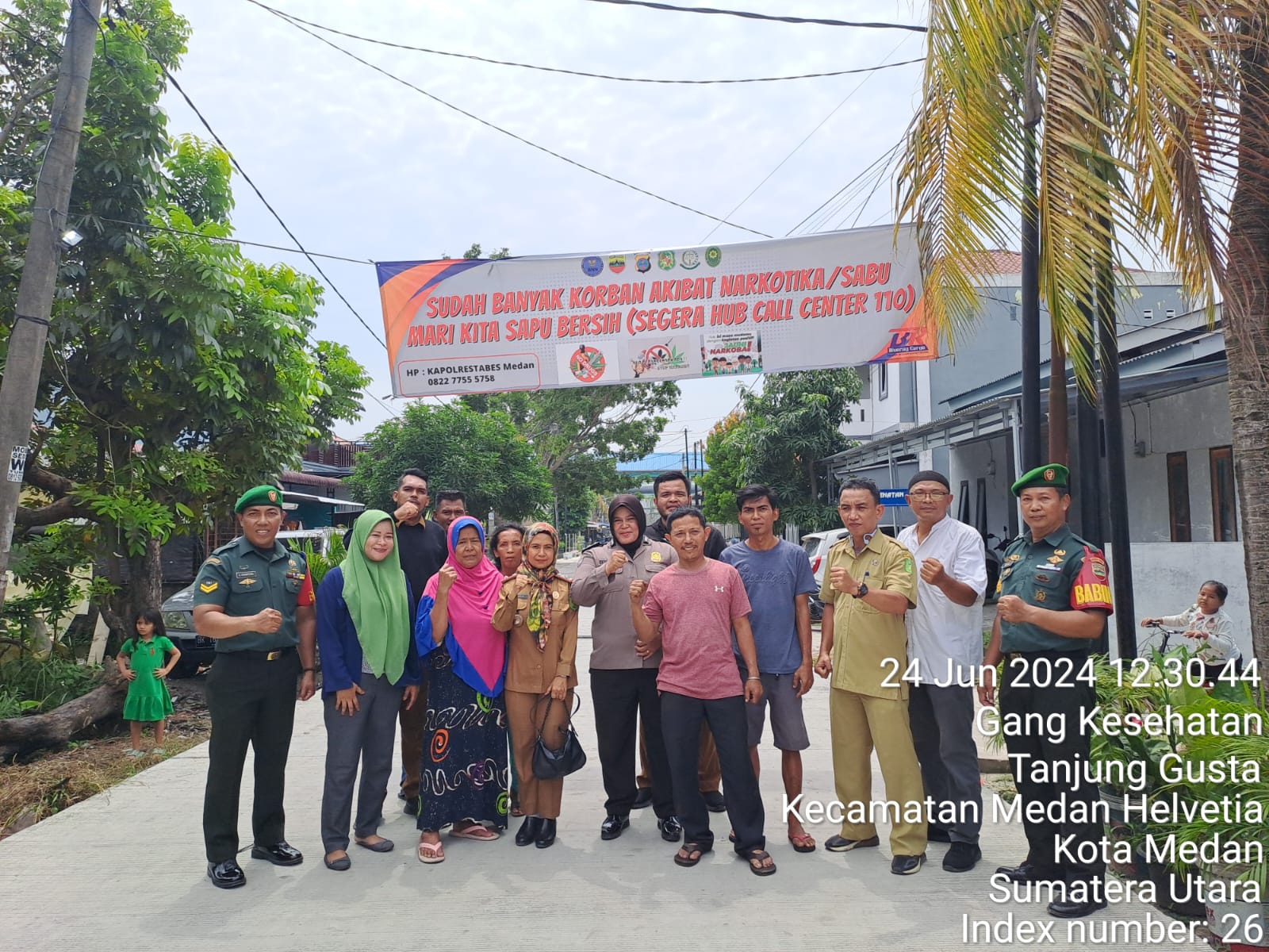 Babinsa Perangkat Kelurahan dan Bhabinkamtibmas Bersihkan Tempat Transaksi Narkoba di Medan Helvetia