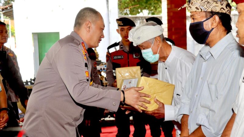 Menyambut Hari Bhayangkara ke -78, Polresta Banyuwangi salurkan Sembako kepada Masyarakat Kampung Bali Pura Giri Nata