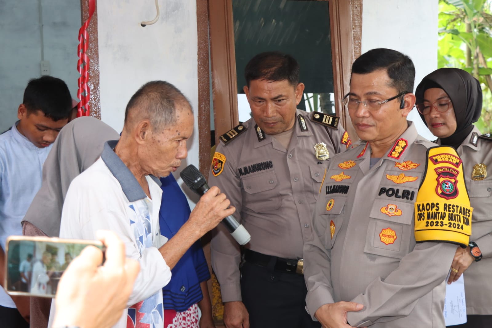 Kapolrestabes Medan Kombes Pol Dr. Teddy Jhon Sahala Marbun S.H, M.Hum Melaksanakan Kegiatan Bakti Sosial Dan Meresmikan Bedah Rumah