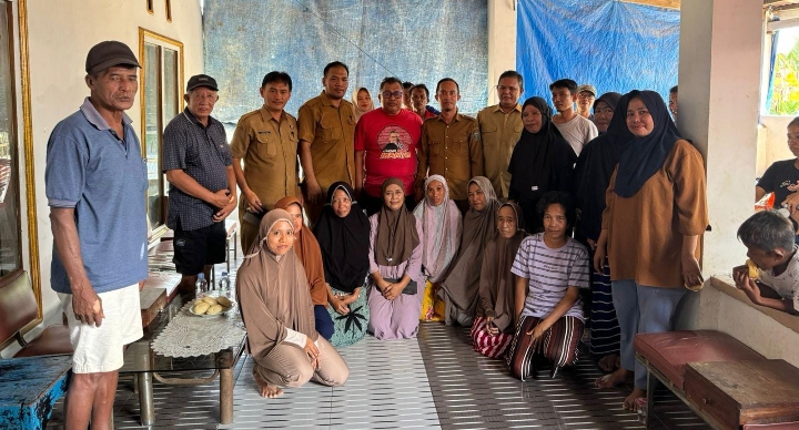 Daeng Manye Terus Tercolek Warga Untuk Dengar Curhatnya di Desa Campagaya, Takalar